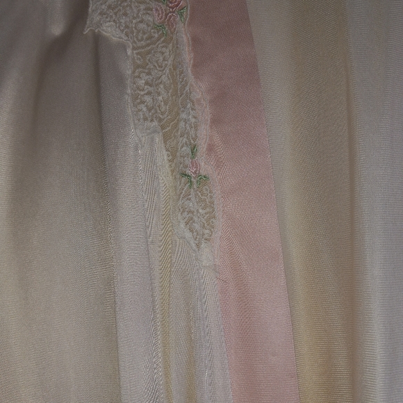 Miss Elaine Robe - Picture 2 of 5